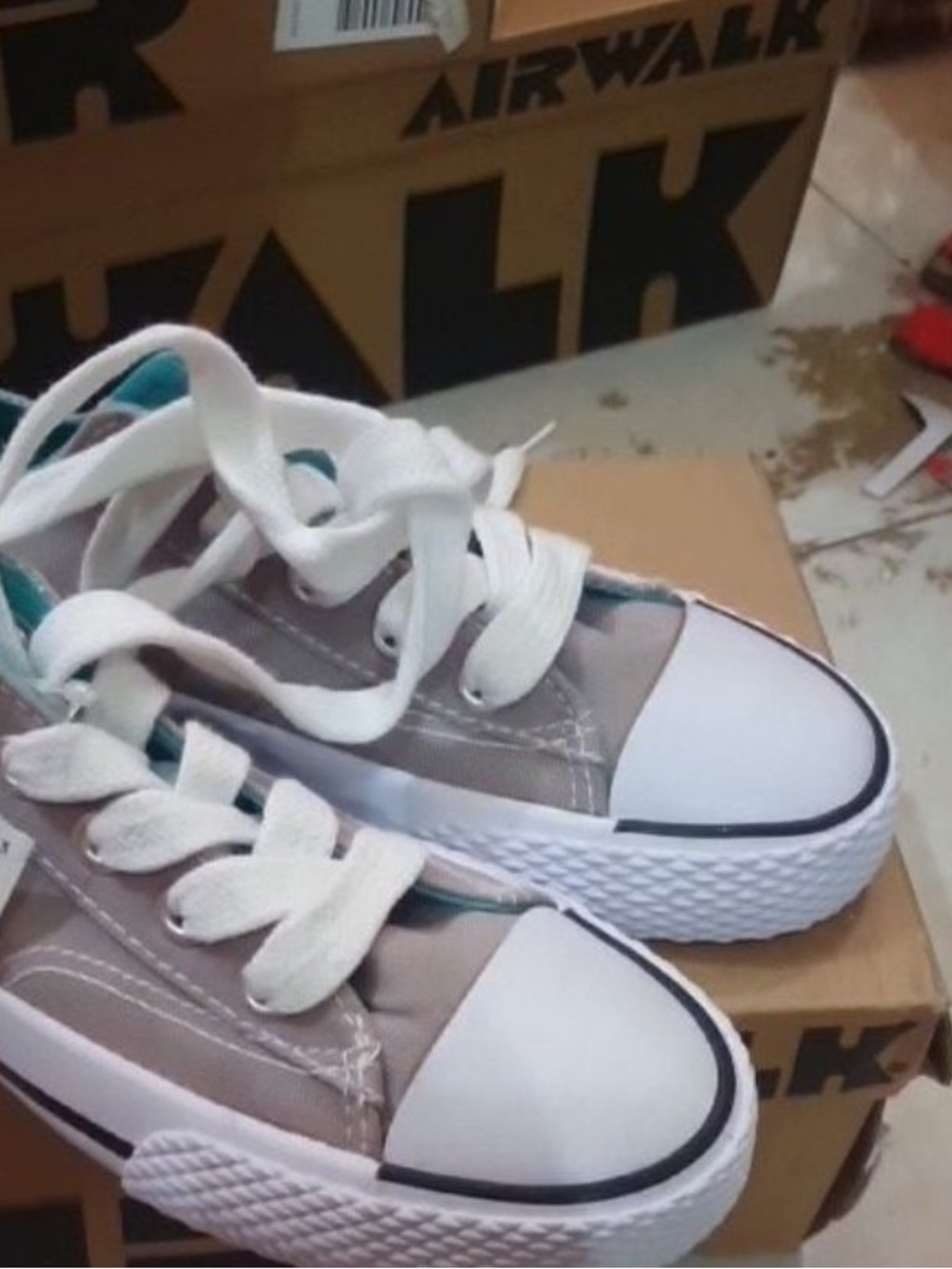 Airwalk Kids Low-Top Sneakers in Light Gray with Teal Lining NEW